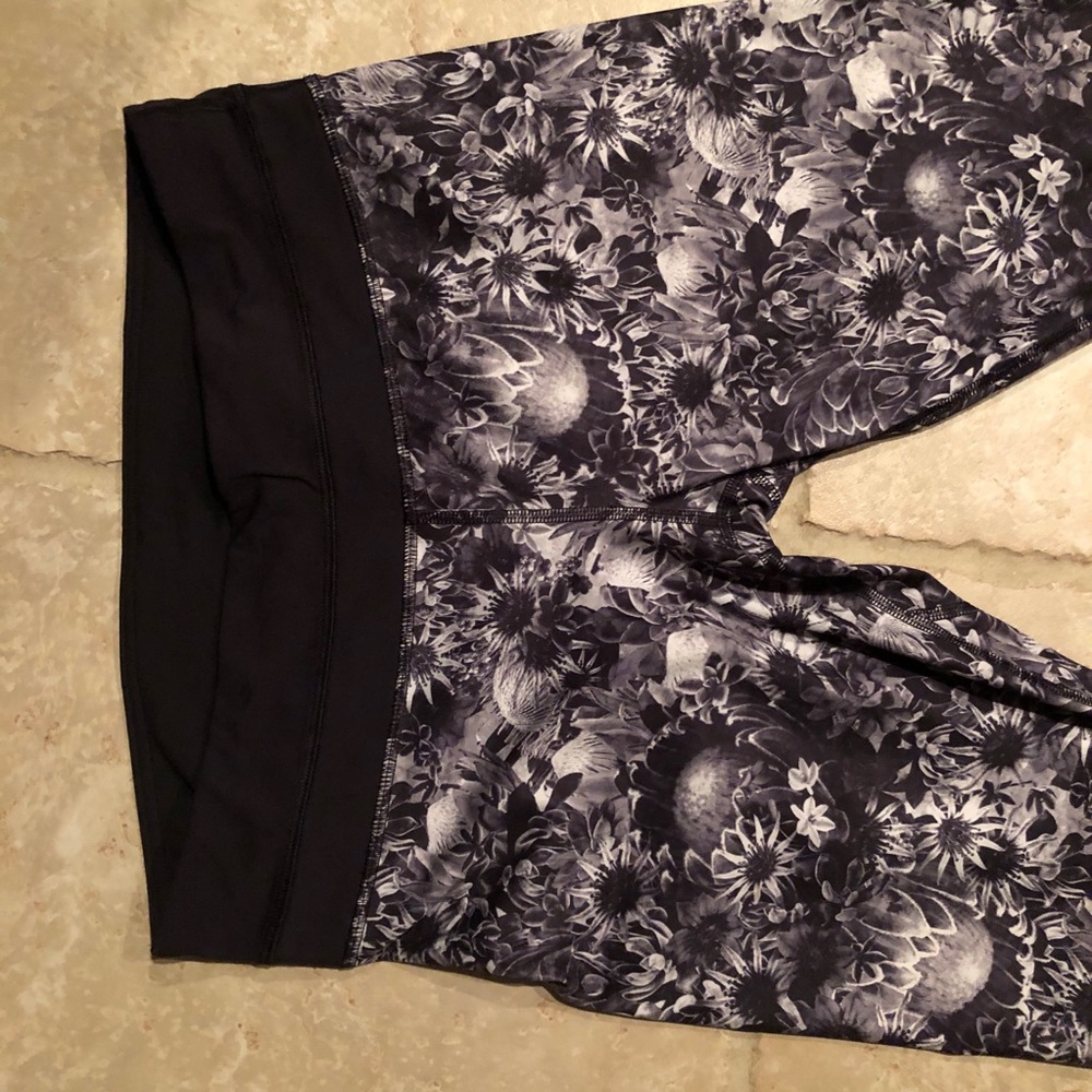 Lululemon floral cropped leggings - Picture 4 of 9